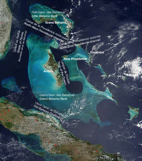 Détroits et canaux autour des îles des Bahamas. Sur la côte nord de l'île de Cuba, la baie de Buenavista (en:Bay of Buena Vista) est le creux le plus prononcé, vers l'ouest (à gauche).